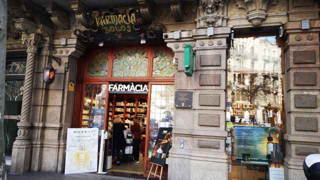 Fachada del edificio modernista en el que se encuentra la Farmacia Bolós / INMA SANTOS