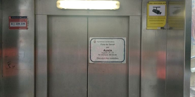 Los ascensores del Guinardó de la calle Telègraf, estropeados / METRÓPOLI - JORDI SUBIRANA