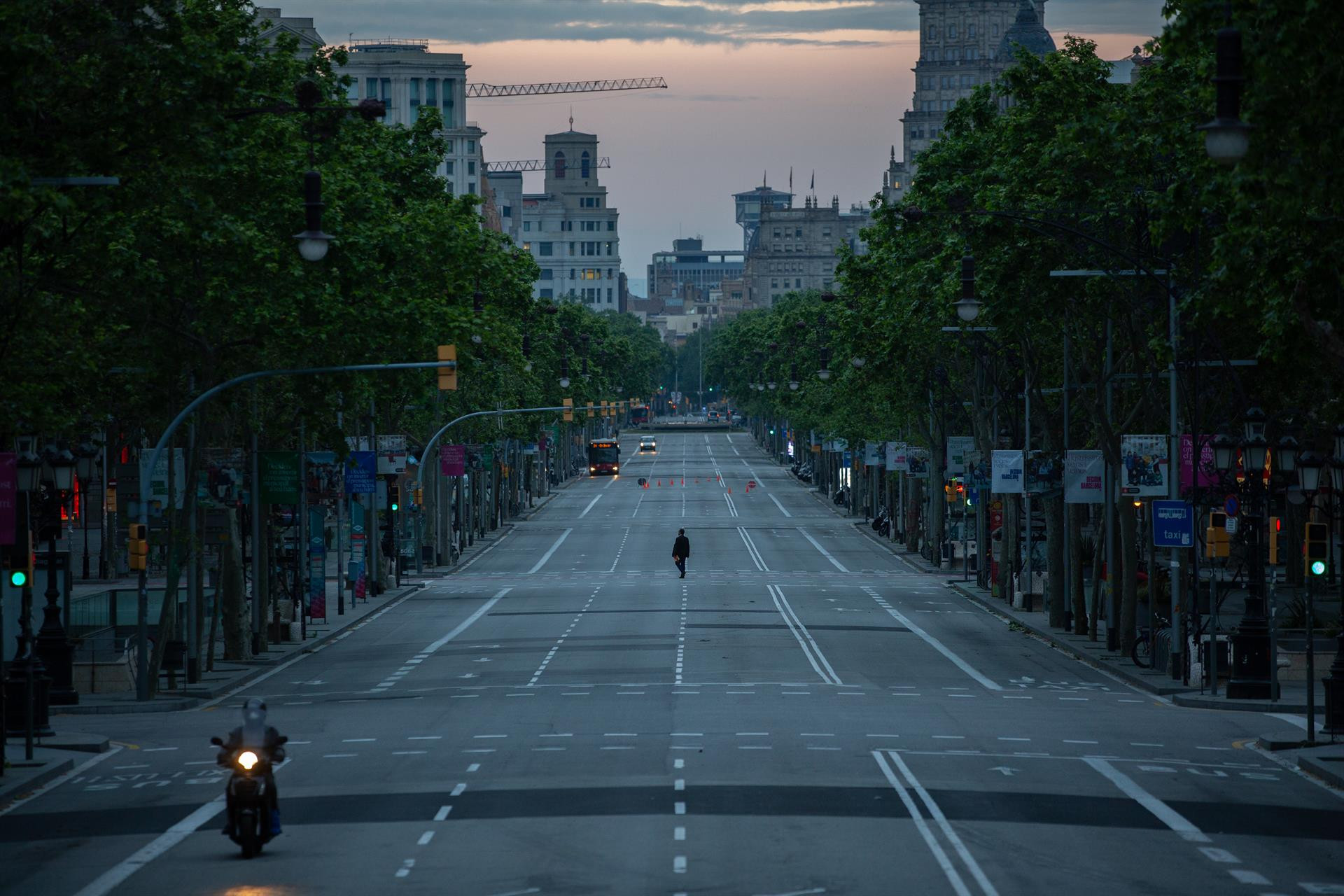 El paseo de Gràcia, vacío, durante el estado de alarma / EUROPA PRESS - DAVID ZORRAKINO