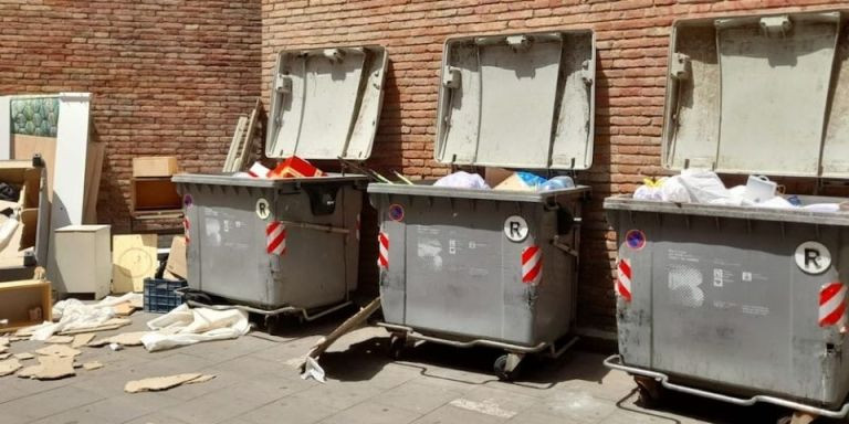 Contenedores llenos de suciedad y objetos en la calle de la Maquinista de la Barceloneta / METRÓPOLI