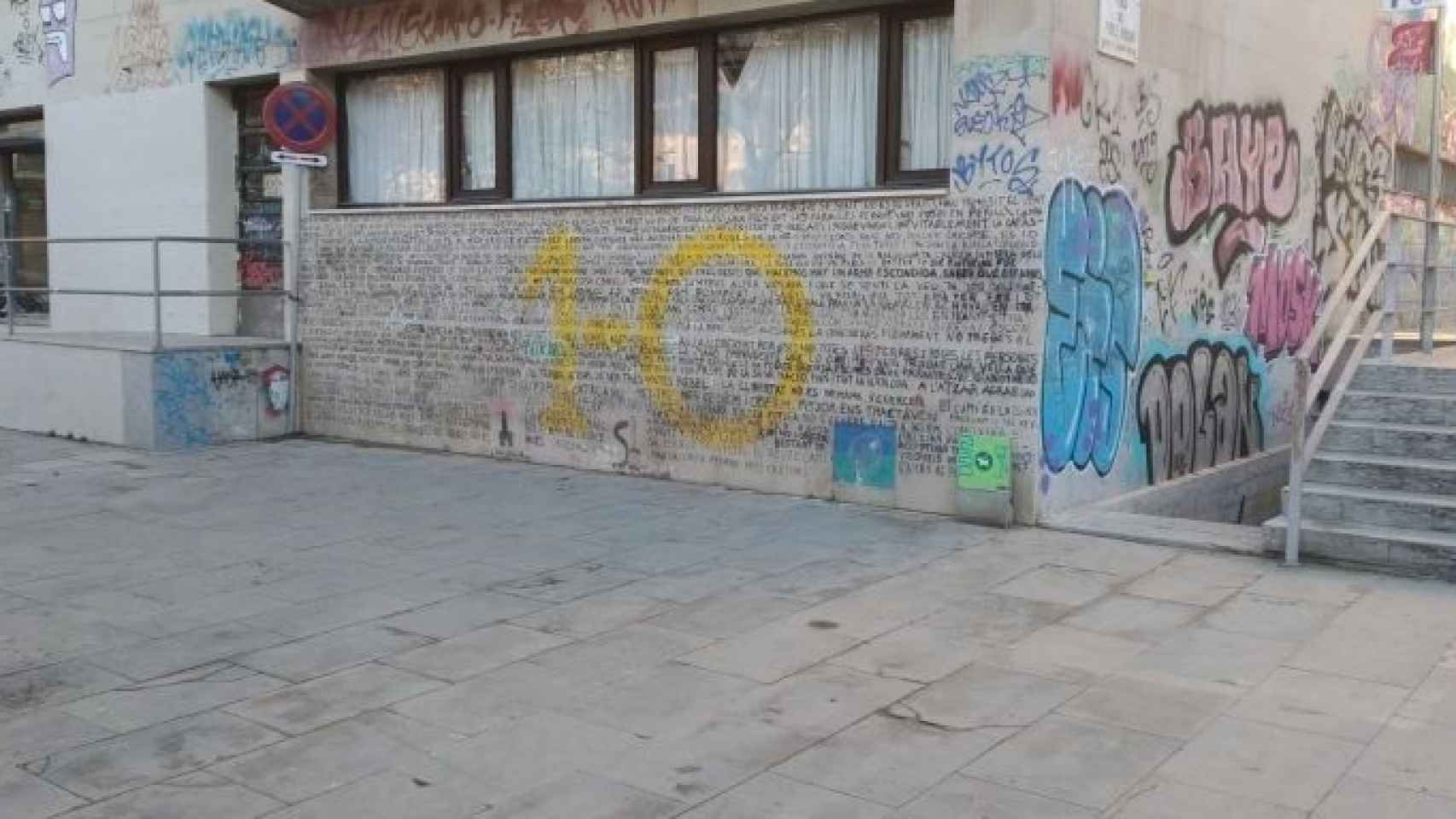 Muestra de incivismo en Barcelona: grafitis en una plaza de Gràcia / METRÓPOLI - JORDI SUBIRANA 