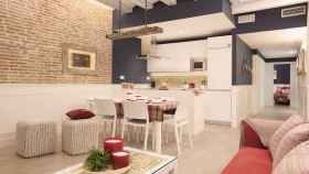 Comedor y cocina de un piso turístico en Barcelona / IDEALISTA