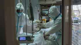 Trabajadores sanitarios atienden a un paciente con coronavirus en la UCI / EFE - Brais Lorenzo