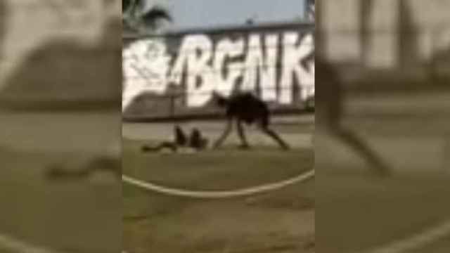 Un ladrón roba a su víctima en la playa de Barcelona mientras duerme / BCNLEGENDS