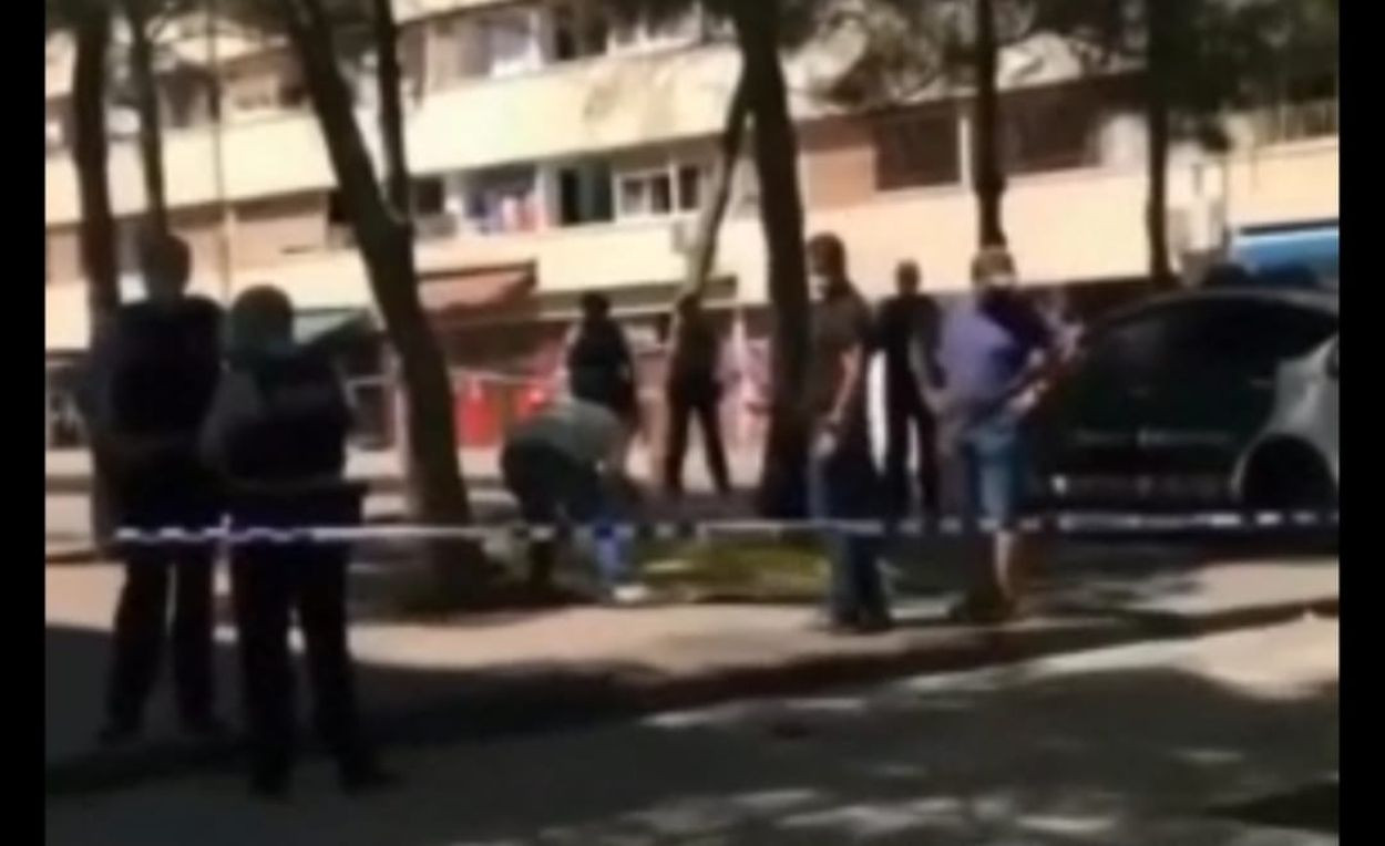 Cordón policial enfrente del cadáver del hombre asesinado esta tarde en la Mina