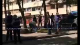 Cordón policial enfrente del cadáver del hombre asesinado esta tarde en la Mina
