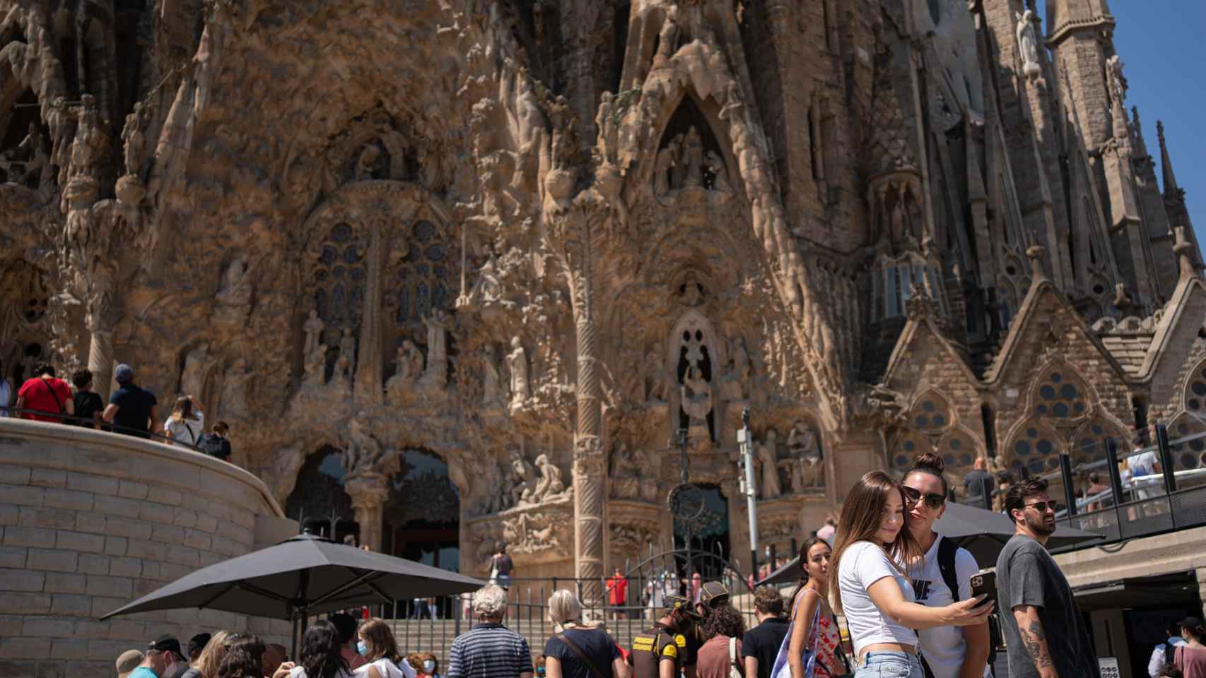 Dos chicas se hacen un 'selfie' delante de la Sagrada Família / EUROPA PRESS - Pau Venteo