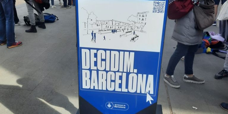Un tótem informativo en el distrito de Gràcia / CEDIDA