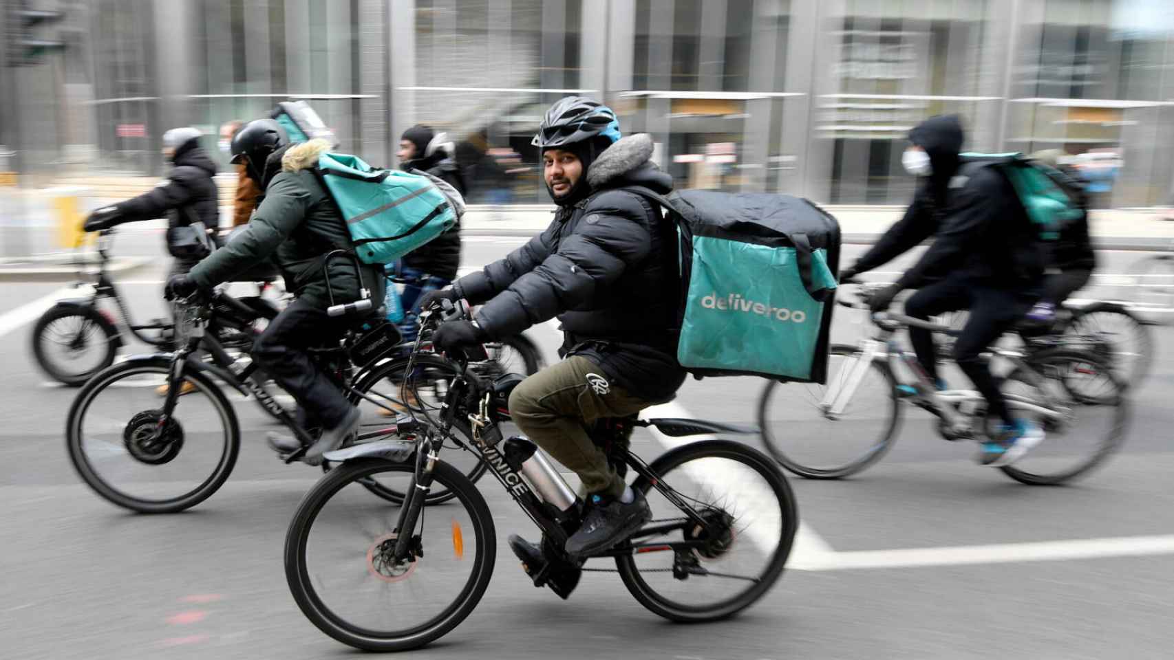 Varios 'riders' de Deliveroo en una imagen de archivo / REUTERS