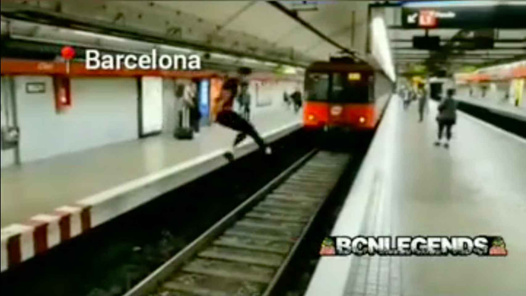 Un joven salta de un andén a otro en el metro de Clot / BCNLEGENDS