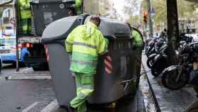 Operarios colocan un contenedor de la basura en Barcelona / AYUNTAMIENTO DE BARCELONA