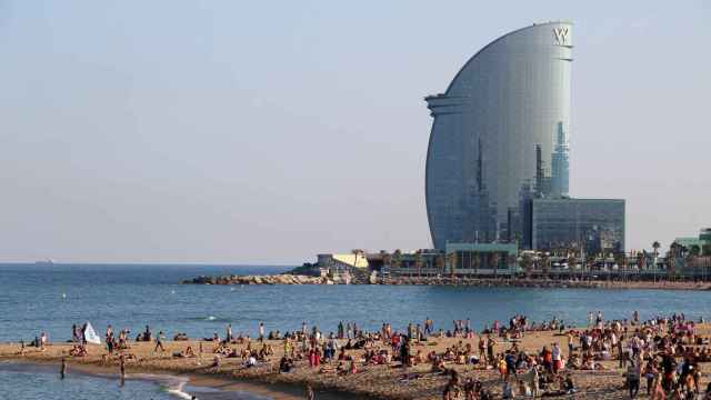 Playa de la Barceloneta, en Barcelona, con el hotel W de fondo