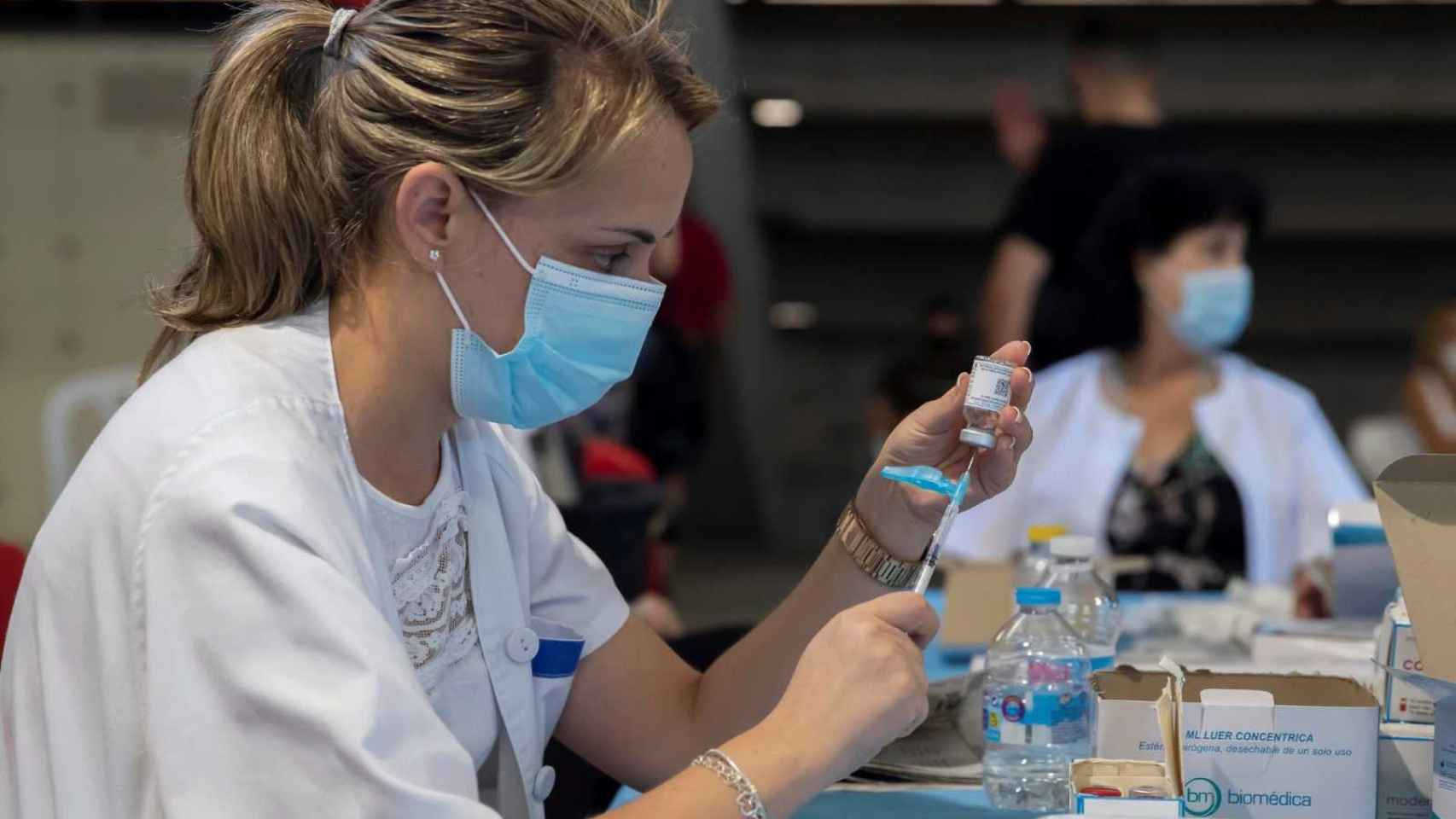 Una enfermera prepara una dosis de la vacuna Moderna / EFE
