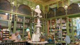 El interior de la Herboristeria del Rei, con la fuente y el busto de Carl von Linné / AYUNTAMIENTO DE BARCELONA