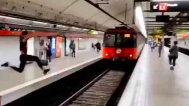 El joven saltimbanqui que se jugó la vida en las vías del metro de Barcelona / RRSS