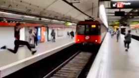 El joven saltimbanqui que se jugó la vida en las vías del metro de Barcelona / RRSS