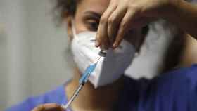 Una enfermera prepara la vacuna Pfizer-BioNtech contra el COVID-19 / Isaac Buj / Europa Press