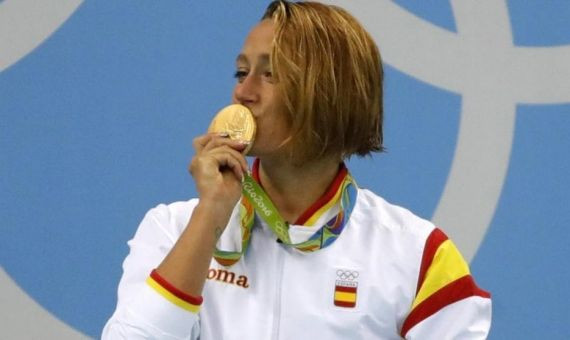 Mireia Belmonte celebra el oro en los juegos olímpicos / EFE
