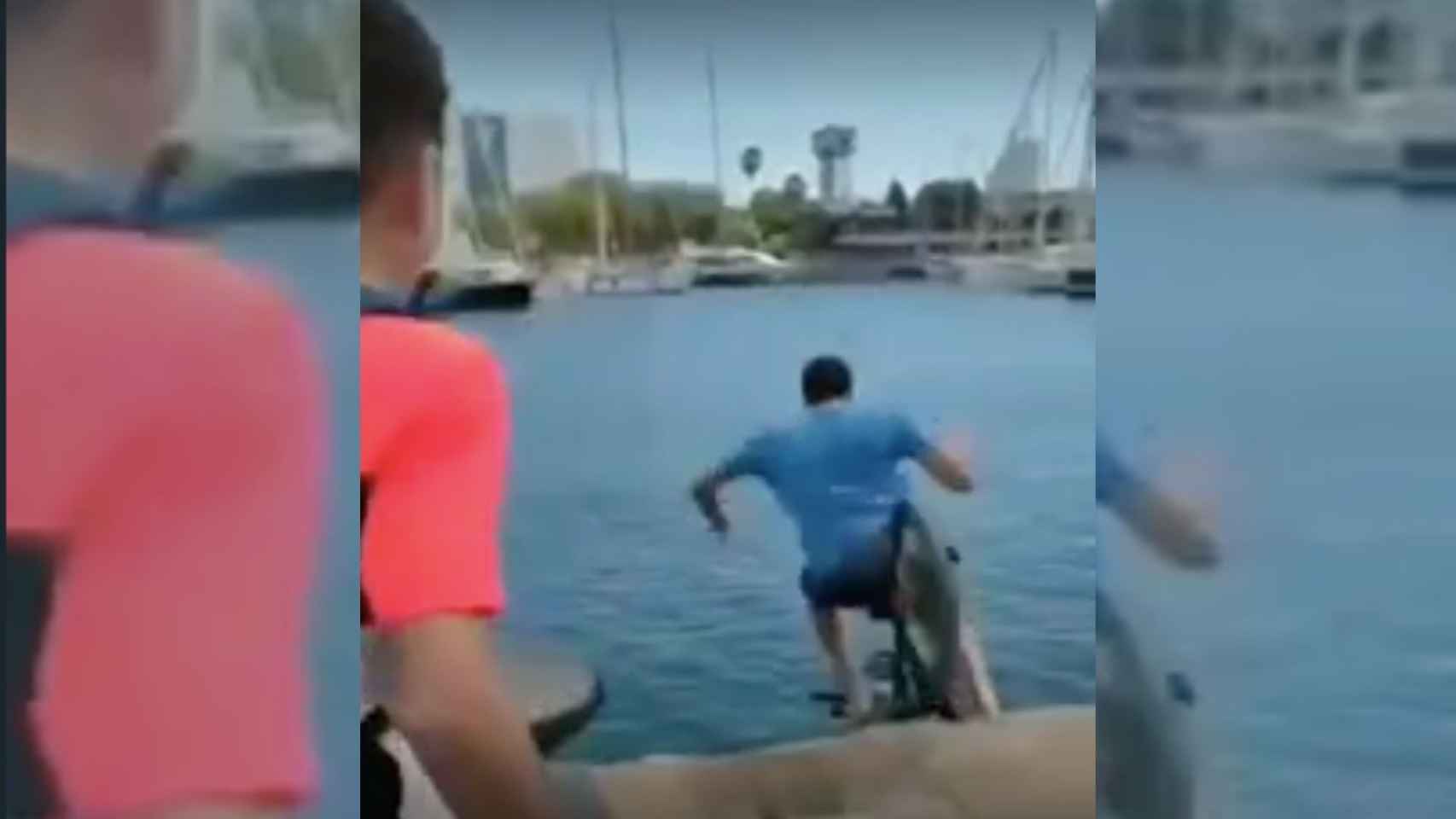 Lanzan al agua a un chico en bicicleta en el puerto / RRSS