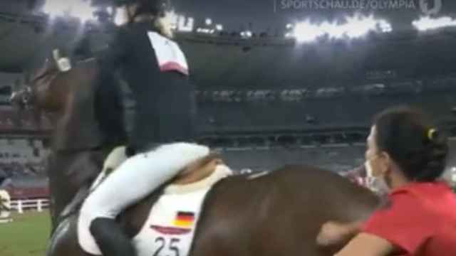 La entrenadora Kim Raiser golpea a un caballo y la expulsan de Tokio 2020 / SPORTSCHAU.DE