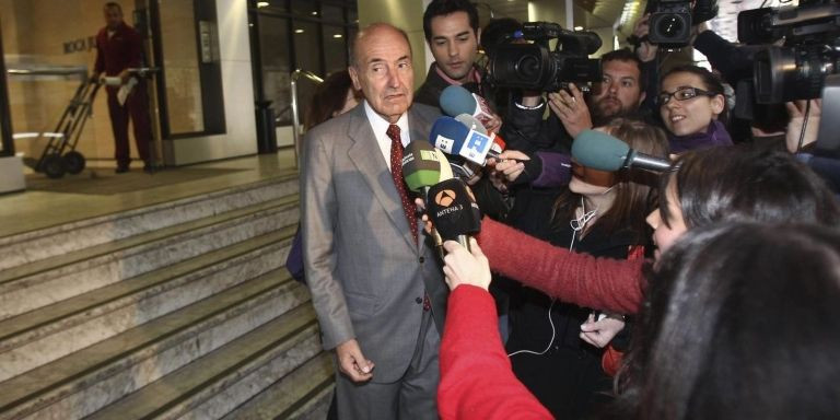 Miquel Roca rodeado de periodistas en la puerta de la oficina barcelonesa de su bufete / EFE