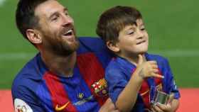 Leo Messi junto a su hijo Thiago / EFE