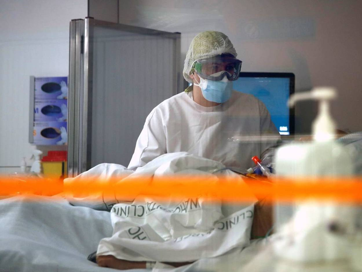 Profesionales sanitarios trabajan en una de las UCI del Hospital Clínic de Barcelona durante la pandemia / EFE
