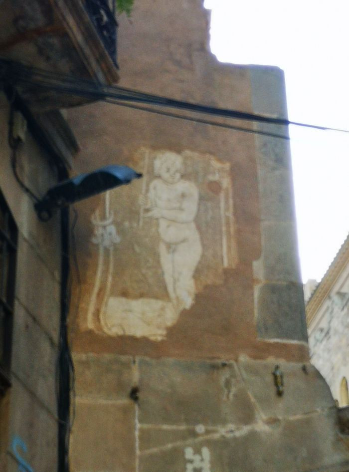 La figura de un hombre desnudo en la plaza dels Peixos / INMA SANTOS