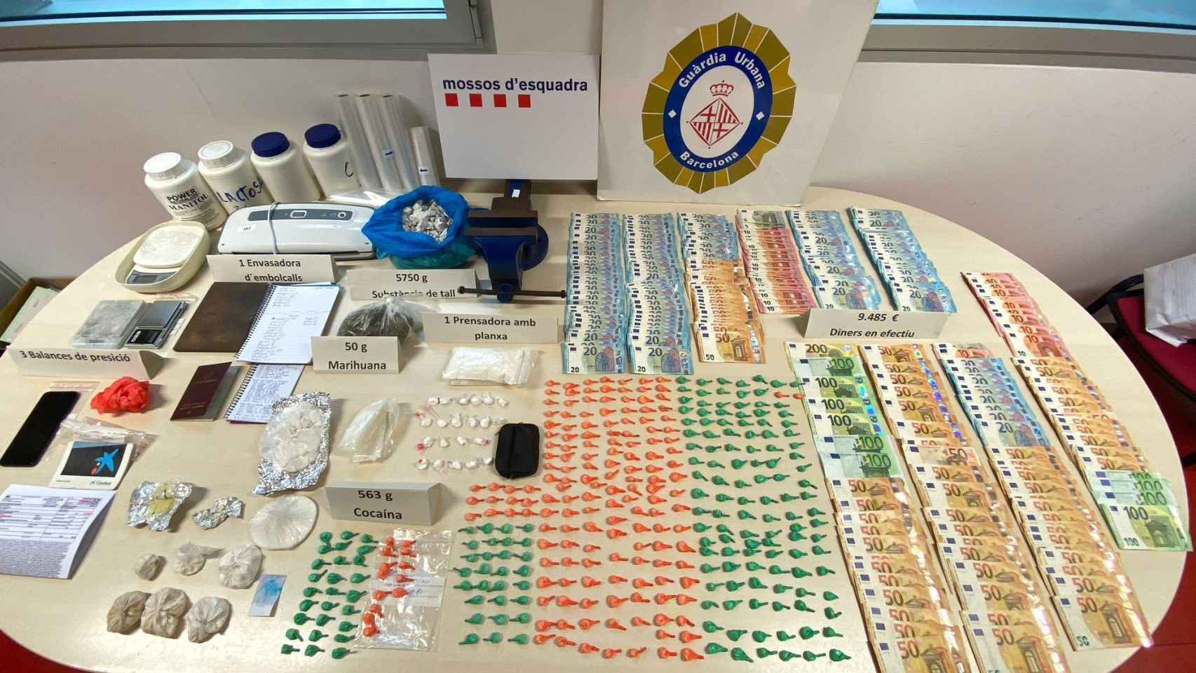 Material, drogas y dinero incautado por los agentes de los Mossos d'Esquadra y la Guardia Urbana / MOSSOS