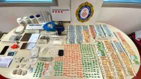 Material, drogas y dinero incautado por los agentes de los Mossos d'Esquadra y la Guardia Urbana / MOSSOS