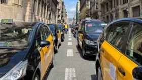 Taxistas colapsan Via Laietana con una marcha lenta / DAVID GORMAN
