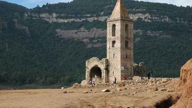 La iglesia del pantano de Sau, a la vista en un episodio de sequía / WIKIMEDIA COMMONS