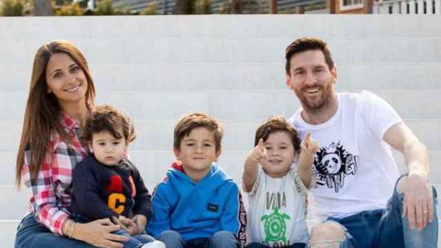 Antonella Rocuzzo, Leo Messi y sus hijos, el pasado abril / INSTAGRAM