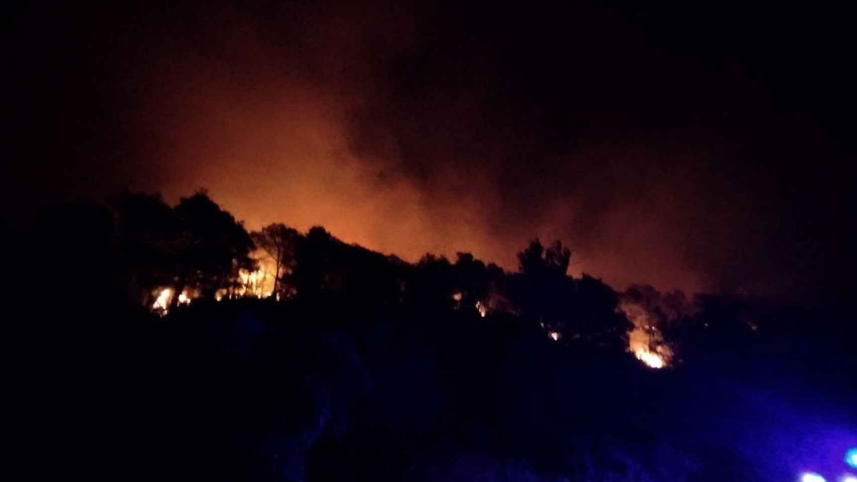 Controlado un incendio en una zona de vegetación forestal de Corbera d'Ebre / BOMBERS