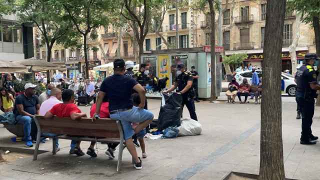 Registro de los objetos vendidos en el 'mercado de la miseria' de Sant Antoni / METRÓPOLI