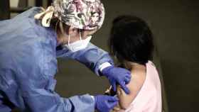 Una profesional sanitaria del sector privado recibe la vacuna contra la COVID-19 / Europa Press