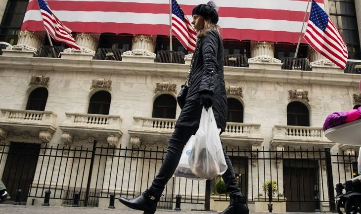 Una mujer con bolsas de la compra en Nueva York (Estados Unidos). / REUTERS - LUCAS JACKSON