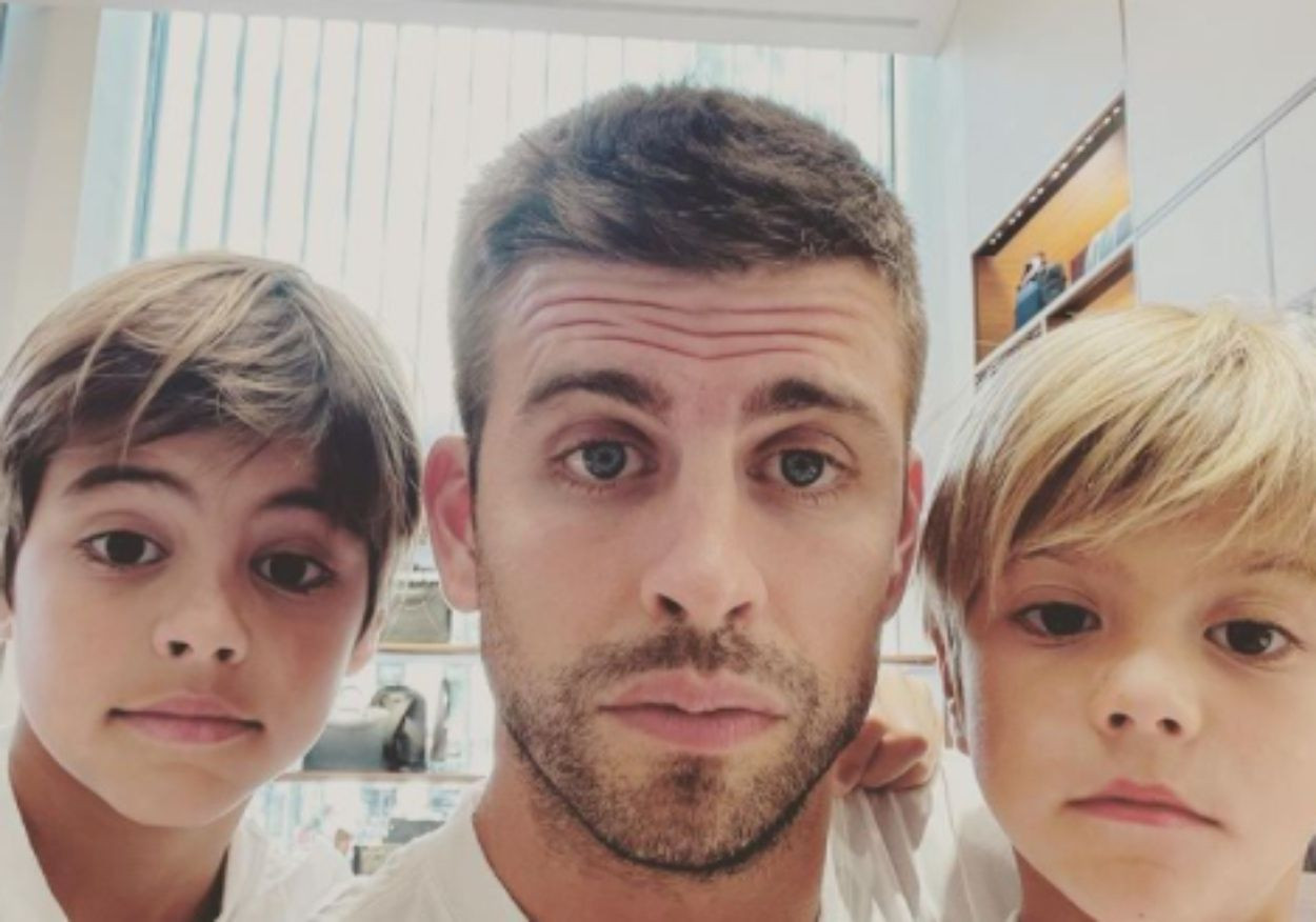 Selfie de Piqué acompañado de sus hijos Milan y Sasha / INSTAGRAM