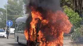 El autobús en llamas que ha ardido esta tarde en la Diagonal / METRÓPOLI