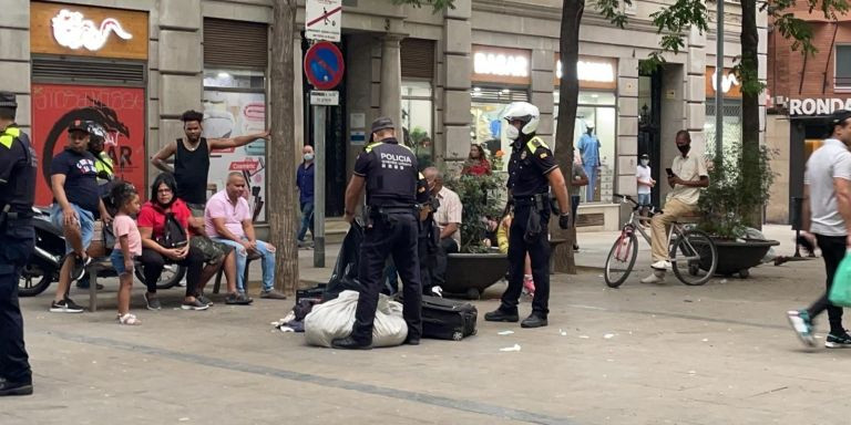 Agentes de la Guardia Urbana durante la redada en Sant Antoni / METRÓPOLI