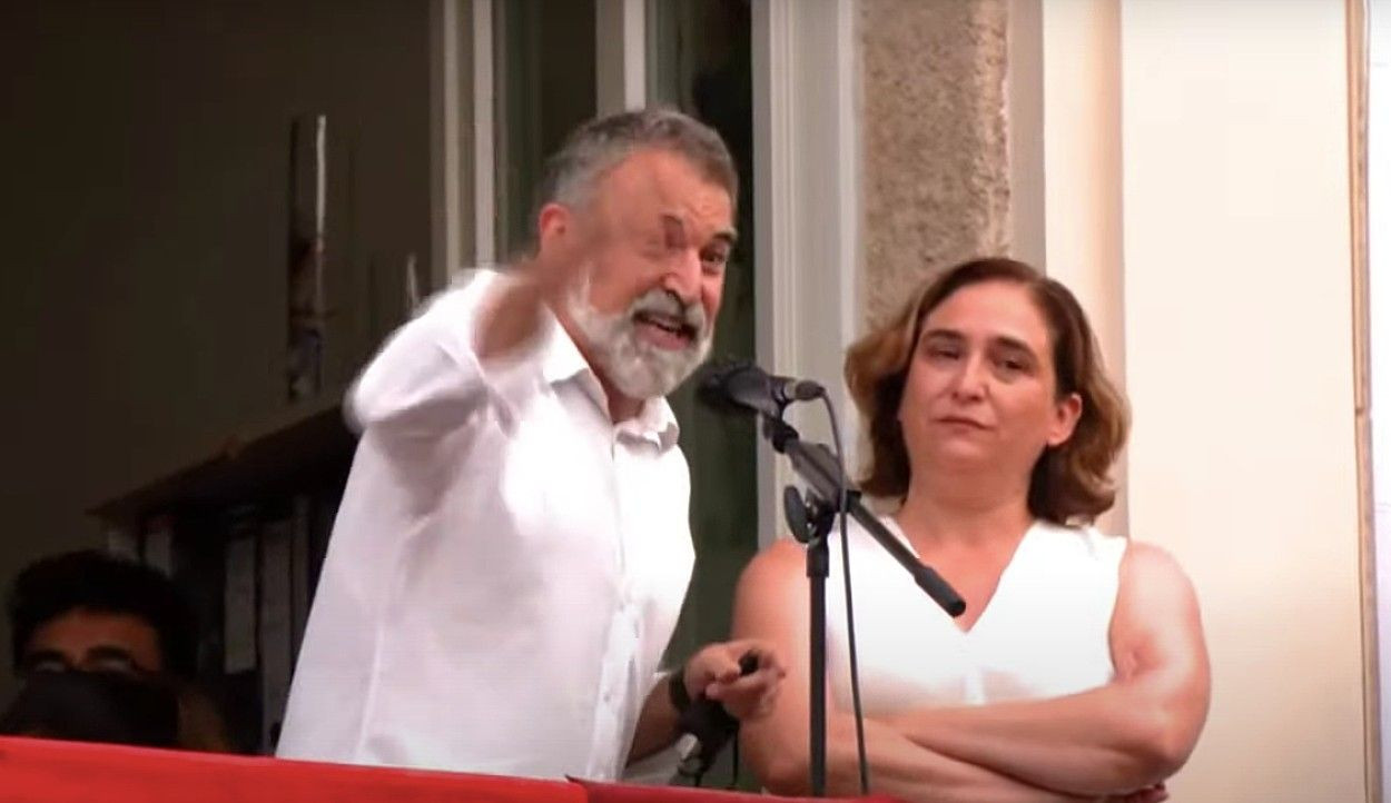 Jordi Cuixart y Ada Colau durante el pregón de las fiestas de Gràcia / AJ BCN
