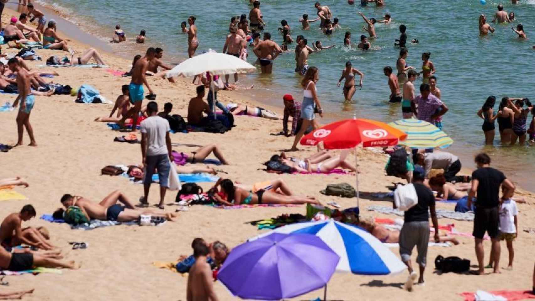 Playas llenas por la ola de calor en Barcelona / EFE