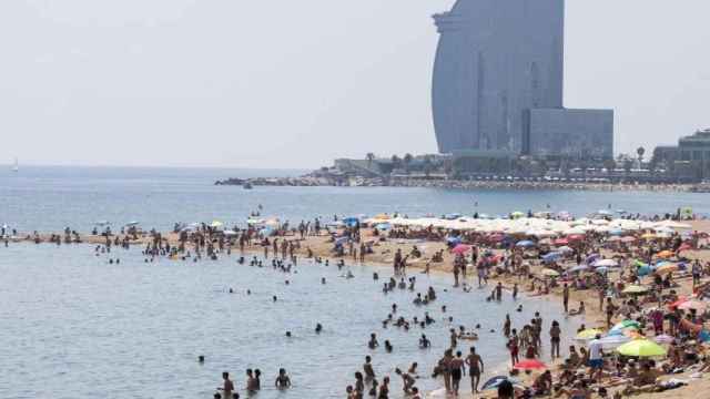 Bañistas en la playa de la Barceloneta, en Barcelona / HUGO FERNÁNDEZ