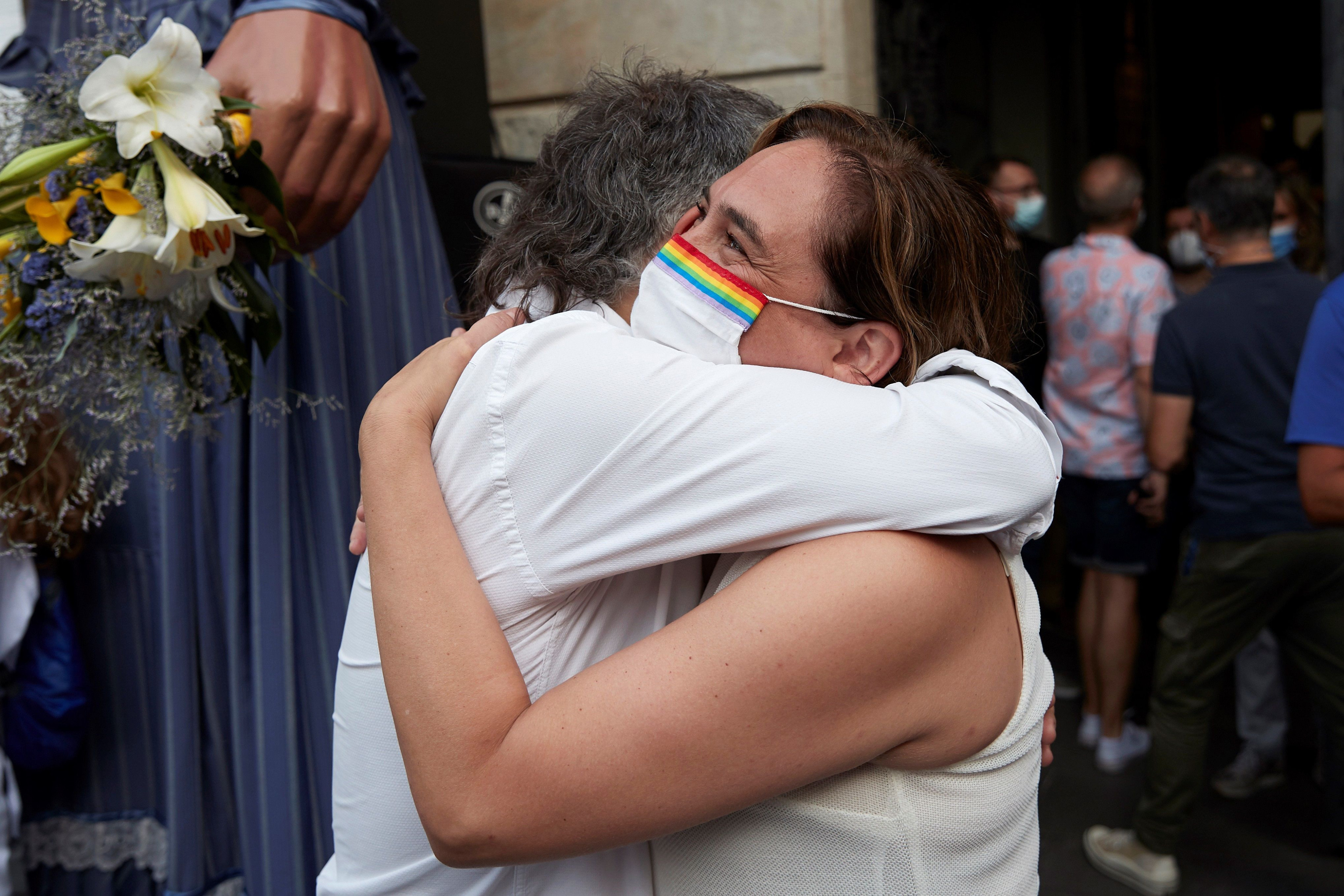 Ada Colau abraza a Jordi Cuixart después del acto del pregón de las fiestas de Gràcia / EFE