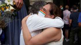 Ada Colau abraza a Jordi Cuixart después del acto del pregón de las fiestas de Gràcia / EFE
