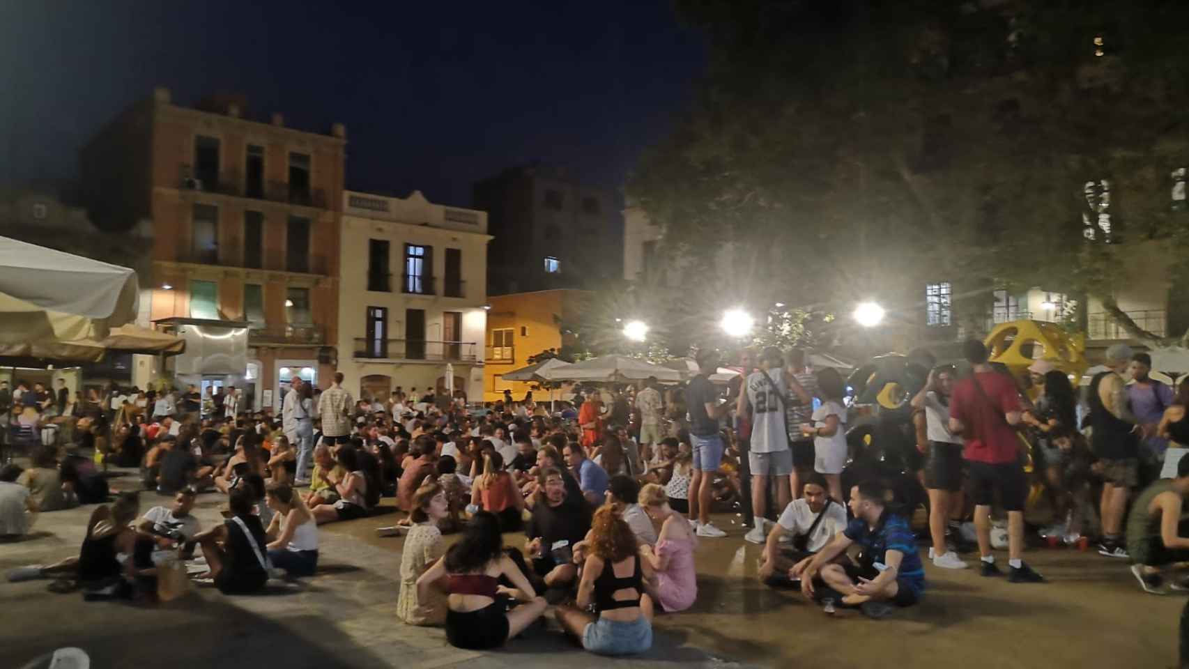 Aglomeración de jóvenes en la plaza del Sol de Gràcia / GA
