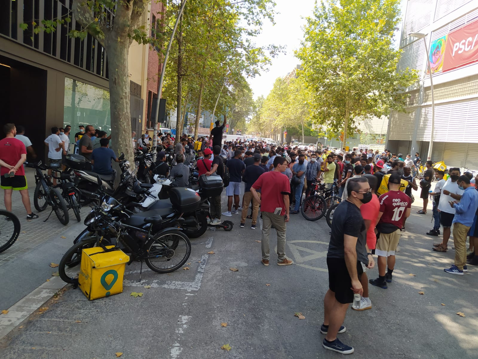 Manifestación de 'riders' frente a la sede de Glovo en Barcelona / METRÓPOLI
