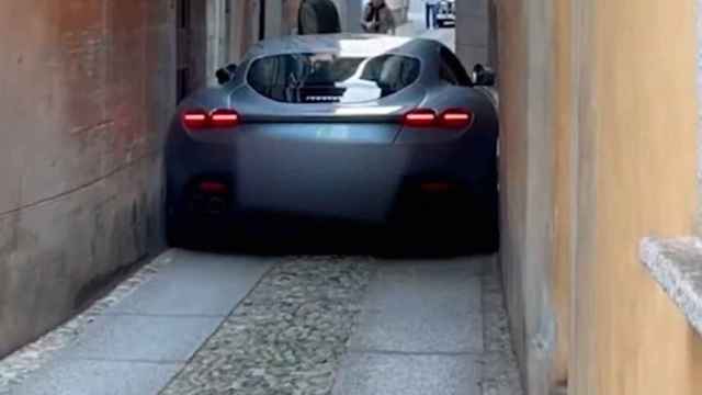 El Ferrari Roma quedó atrapado en el callejón / (YouTube/SuperCarNews)