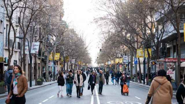 'Obrim carrers' corta el tráfico en la calle de Sants / AJ BCN