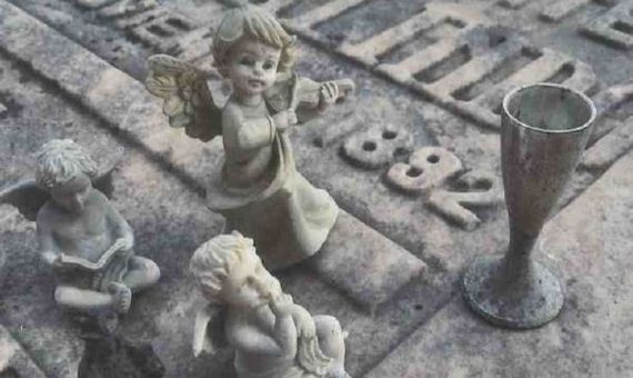Algunas de las figuritas robadas en el
cementerio de Montjuïc / MOSSOS D'ESQUADRA
